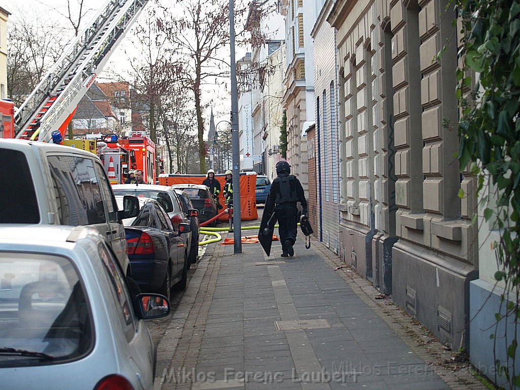 Einsatz Feuerwehr SEK Polizei Koeln Nippes Merheimerstr P086.JPG